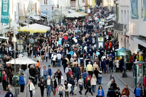 Verkaufsoffener Sonntag vor einigen Jahren: Ein solcher Trubel in der Maximilianstraße ist eine Ausnahme. Verkaufsoffener Sonntag vor einigen Jahren: Ein solcher Trubel in der Maximilianstraße ist eine Ausnahme.