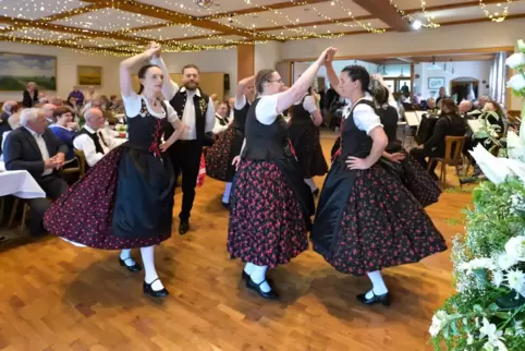 Tanz der Trachtengruppe: feierlicher Bestandteil des Donaudeutschen-Jubiläums. Tanz der Trachtengruppe: feierlicher Bestandteil des Donaudeutschen-Jubiläums.