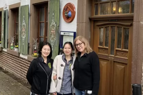 Seit November hat Wirtin Beate Hartmann Unterstützung durch zwei junge Frauen aus Vietnam: Thi Hau Nguyen (links) und Thi Giang 