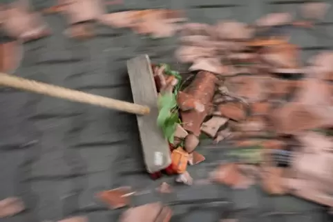 Zu den kleinen Alltagshilfen gehören zum Beispiel das Kehren von Hof und Straße. 