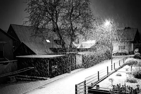 Eingeschneit in Enkenbach: Mitte Februar hatte der Winter die Westpfalz noch fest im Griff.