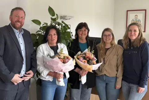 Bürgermeister Mike Schönlaub verabschiedet Ilona Stiefermann, Gabi Dries-Wüst (2. und 3. v.l.). 