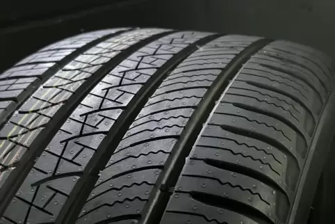 In modernen Autoreifen sind mindestens zwei Gummi-Sorten verbaut, meist sind es sogar mehr. 