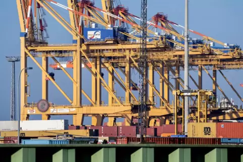 Containerhafen in Bremerhaven: Der Export habe wegen abnehmender Wettbewerbsfähigkeit, hoher geopolitischer Unsicherheit und han