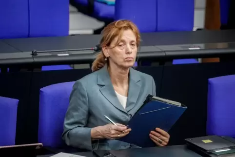 Familienministerin Karin Prien (CDU) muss sich gerade heftige Kritik anhören.