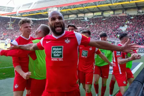 Ließ den Betzenberg beben: Terrence Boyd. Hinter ihm jubeln die Kollegen nach dem Tor zum 2:1.