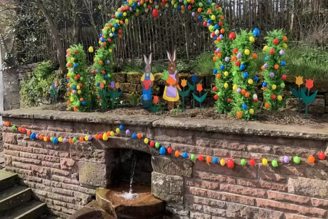 Ostereier statt Wäsche: Die Landfrauen haben den alten Waschbrunnen in der Queidersbacher Ortsmitte in einen Osterbrunnen verwan