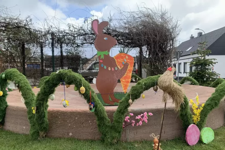 Hahn und H&auml;schen: Seit 2018 gibt es in Spesbach den Brauch des Osterbrunnenschm&uuml;ckens durch die Landfrauen. Gr&uuml;ne B&ouml;gen, bunte E
