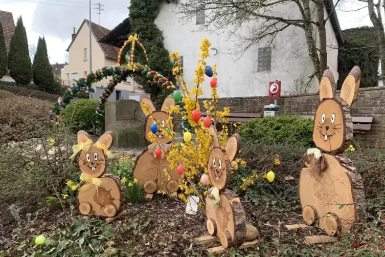 Gekr&ouml;nt: Ingrid Williard und Familie W&uuml;rkner haben f&uuml;r den Schrollbacher Brunnen an der Katzenbacher Stra&szlig;e eine Osterkrone geba