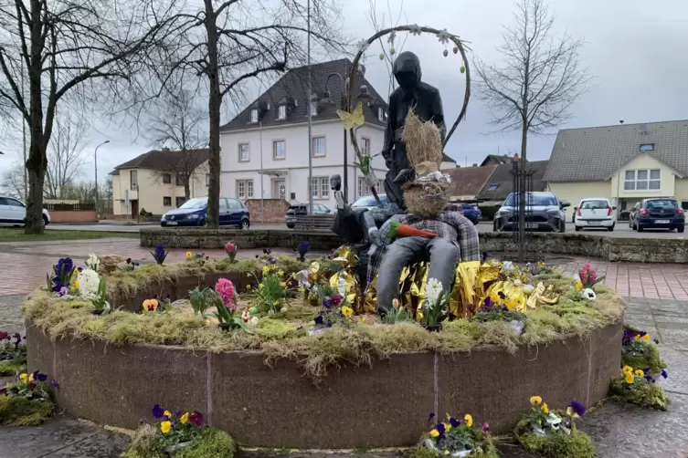 Besuch vom Osterhasen: Die G&auml;nse-Anna, der zu Ehren im Ramstein-Miesenbacher Stadtteil Miesenbach ein Brunnen steht, h&uuml;tet im Mo