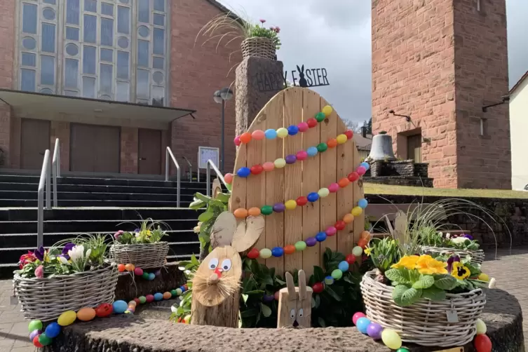 Klein, aber fein: Ein h&uuml;bsches Arrangement wertet den kleinen Brunnen vor der katholischen Kirche in Linden auf. Eiergirlanden, 