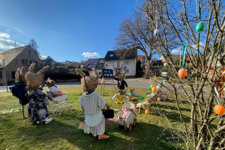 Wer wei&szlig; es? In Stelzenberg gehen neben dem Lindenbrunnen die Hasenkinder mal wieder in die Hasenschule. Ge&ouml;ffnet hat sie immer 