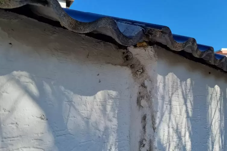 Die Mauer an Margarete Hutschenreuters Haus hat Risse, die sie immer wieder reparieren l&auml;sst.