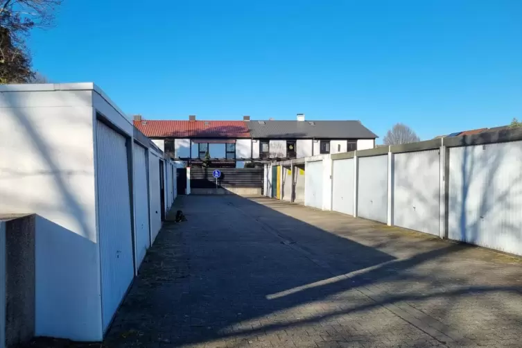 Die linke Seite des Garagenhofes rutscht zum Graben hin ab. 