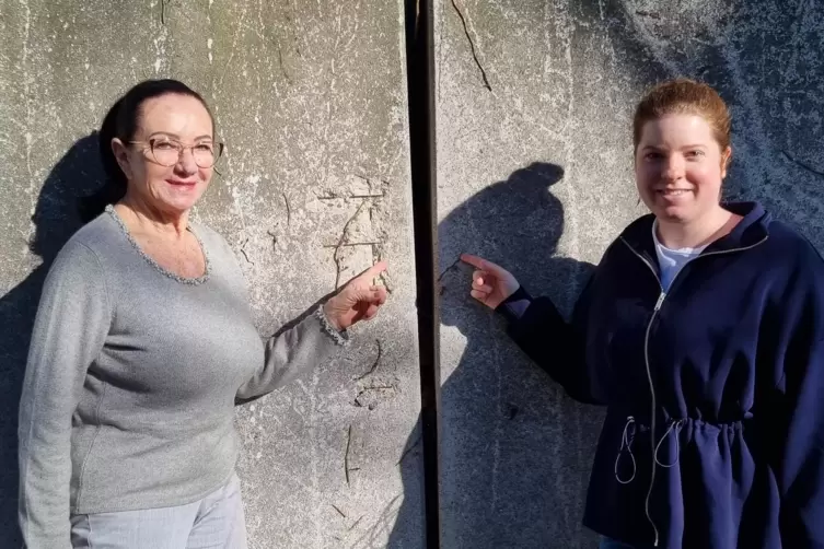 Margarete Hutschenreuther (links) und Marie Brenner auf der R&uuml;ckseite der Garagen, wo ein Spalt entstanden ist.