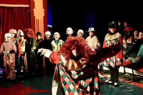 Bunt und lustig: Show der Grundschüler in der Manege des Circus Zappzarap.
