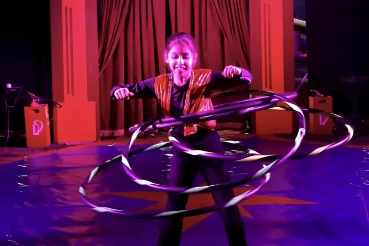 Geschicklichkeit auf hohem Niveau: Grundsch&uuml;lerin l&auml;sst mehrere Hula-Hoop-Reifen um die H&uuml;fte kreisen.