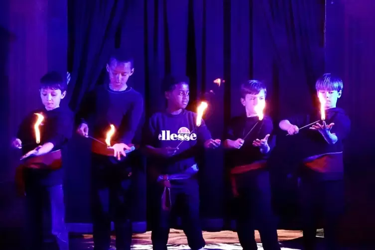 Hei&szlig; und gef&auml;hrlich: Die Feuershow ist nur etwas f&uuml;r Mutige.