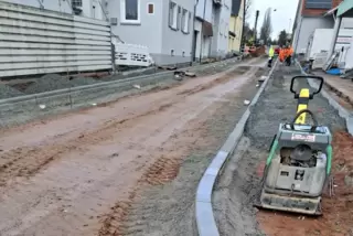 Bordsteine in der Zehntenscheuerstraße sind gesetzt; in der zweiten Aprilhälfte soll asphaltiert werden.