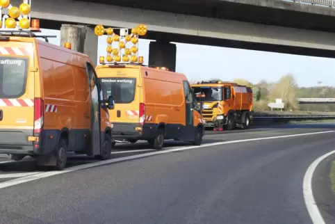 Während der Aufräumarbeiten war die Autobahn gesperrt. 