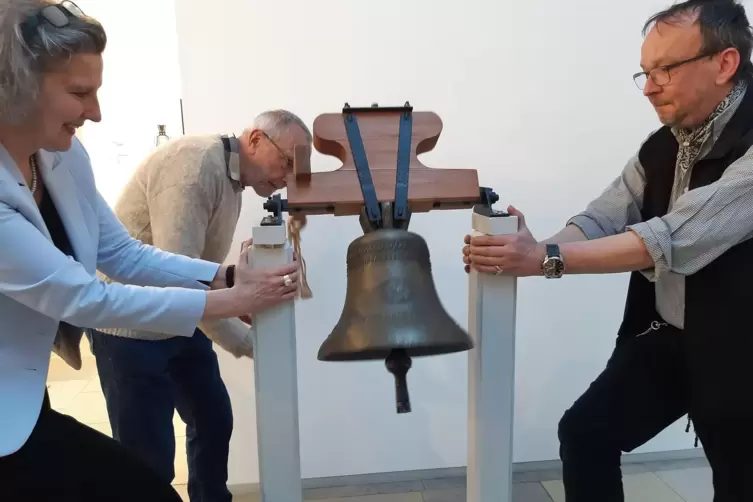 Glockengel&auml;ut: Museumsleiterin Maria Lucia Weigel und Restaurator Bernd Mohr legen Hand an. 