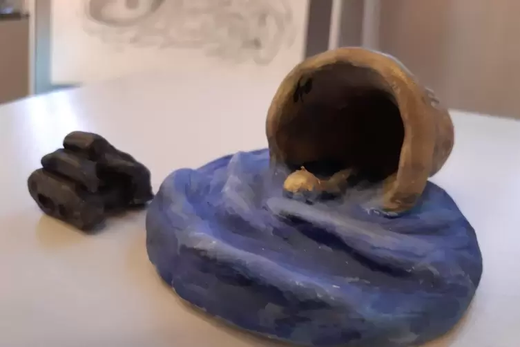 &bdquo;Tonkriegsglocke&ldquo;: Miniaturobjekt von Eva Lippert (Jahrgangsstufe 11). Panzer (links) und Glocke bringen die blaue Pf&uuml;tze zum Sc