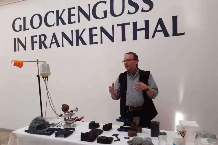 Experimentell und spannend: Glockenguss mit Fl&uuml;ssigwachs. &bdquo;Das funktioniert wie bei den Schokohasen, sagt Restaurator&ldquo; Bernd Moh