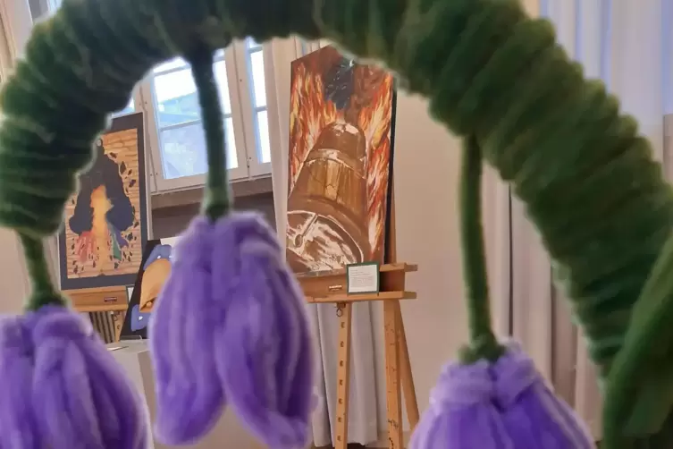 Erg&auml;nzt die Ausstellung &bdquo;Glockenguss&ldquo; in Frankenthal: Arbeiten des Leistungskurses Kunst der Gymnasien. Hier: Glockenblume, flau