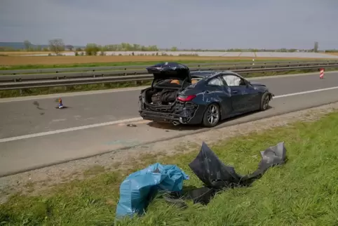 Unfall auf der A65 bei Haßloch mit zwei Schwerverletzten: Ein BMW überschlägt sich.