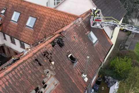 Die Wehrleute mussten auch die Drehleiter einsetzen.