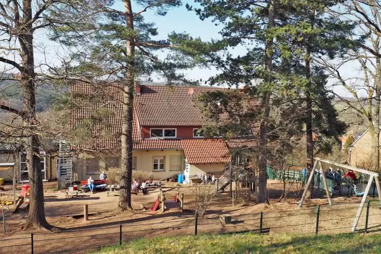 Weil Erzieherinnen fehlen, m&uuml;ssen Kinder in der Kita in Schopp sehr oft Stunden fr&uuml;her abgeholt werden &ndash; ein gro&szlig;es Problem f&uuml;r 
