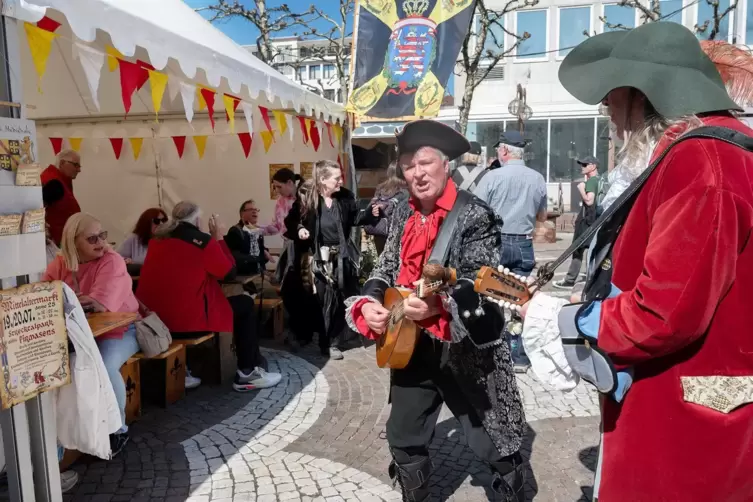 Auf dem unteren Schlossplatz sorgten 2025 Musikanten für die passende Stimmung bei den Landgrafentagen.