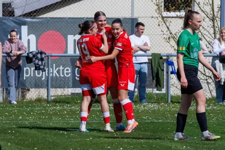 Elin Hüser (FCK) Mitte, jubelt mit ihren Teamkameradinnen Lucia Ropjas (links) und Sude Demir (rechts) nach dem 2:0 für die Frau