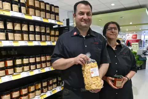  Nach der Übernahme des Lambsheimer Rewe-Markts vor einem Jahr: Vasfeddin Eren und seine Frau Ilker. Damals plante er bereits, d