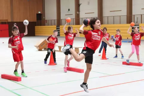 Springen, Passen oder Werfen: Das Feriencamp der TG Waldsee begeistert die jungen Handballer.