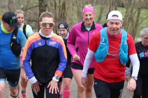 Extremsportlerin Joyce Hübner und rechts neben ihr Jonas Hoffmann von der Running-Abteilung des 1. FCK. 