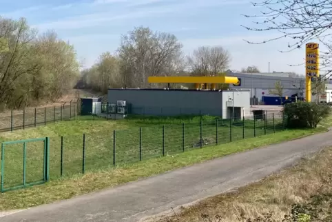  Um eine Zufahrt zu den Gleisen (links im Bild) hinter der Tankstelle zu ermöglichen, soll der Kreisel entlastet werden. 