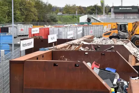 Die Einbrecher haben Werkzeug aus dem Wertstoffhof gestohlen. 