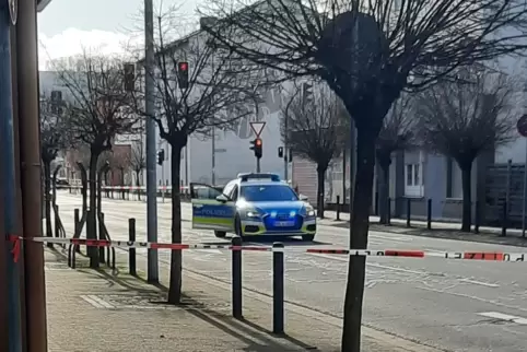 In der Poststraße hat ein 50-Jähriger einen Mann mit einem Teppichmesser schwer verletzt. 