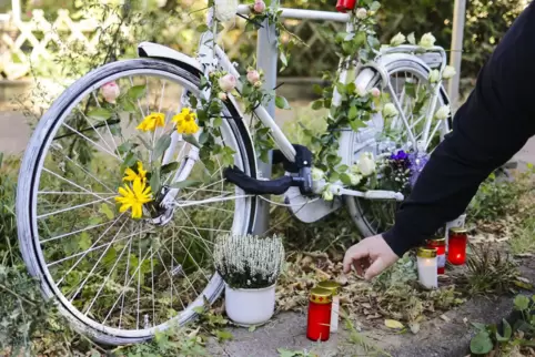 Dieses Ghostbike in Hamburg erinnert an einen Radfahrer, der durch einen Sturz ums Leben kam, den ein Autofahrer verursacht hatt