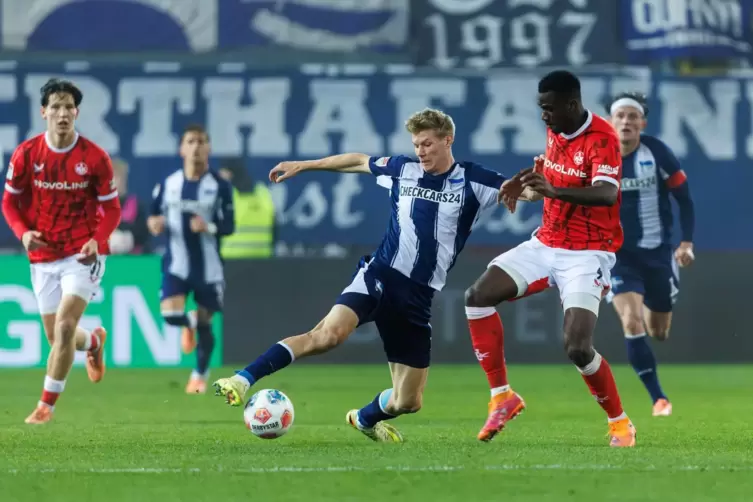 Eine stete Bedrohung f&uuml;r die Lauterer Defensive: Luca Schuler (l.) gegen FCK-Verteidiger Maxwell Gyamfi. 