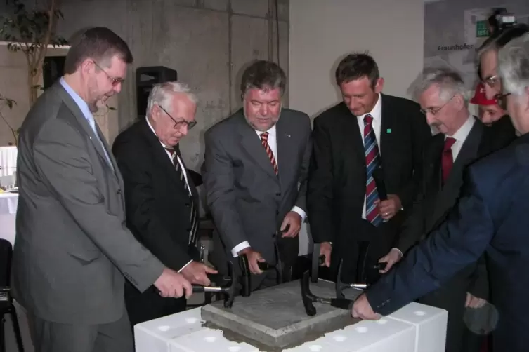 2004 wurde der Grundstein f&uuml;r das Fraunhofer-Zentrum an der Trippstadter Stra&szlig;e gelegt. Auf dem Foto sind ganz links Dieter Romb