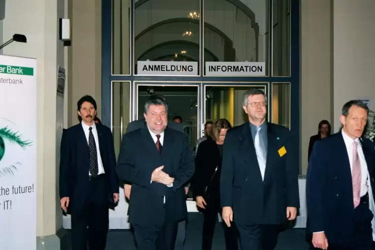 Zum f&uuml;nften Geburtstag des IESE 2001 gratulierte auch Ministerpr&auml;sident Kurt Beck (SPD). Rechts daneben: Gr&uuml;ndungsinstitutsleite