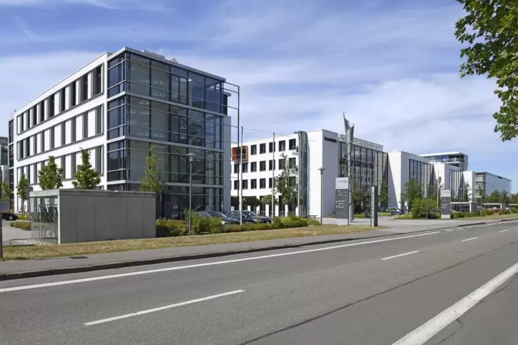 Seit den 2000er Jahren haben die beiden Institute IESE und ITWM ihren Sitz im Fraunhofer-Zentrum an der Trippstadter Stra&szlig;e in K