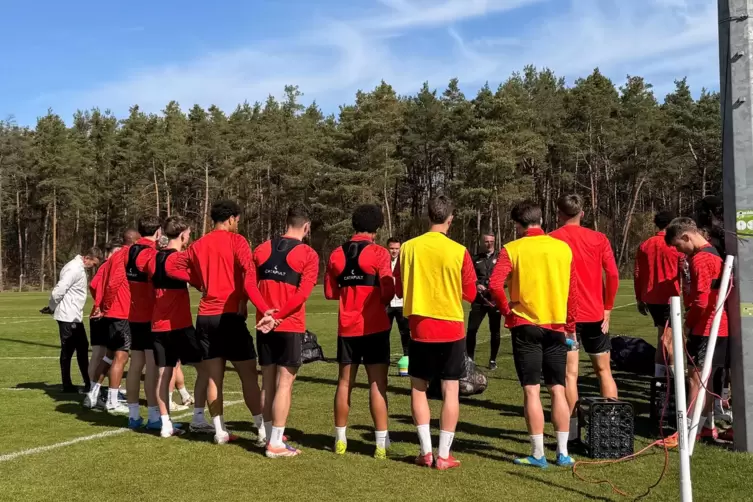 Vorbereitung auf das Spiel gegen Gau-Odernheim. Trainer Alexander Bugera (im Hintergrund im schwarzen Trainingsanzug) ruft seine