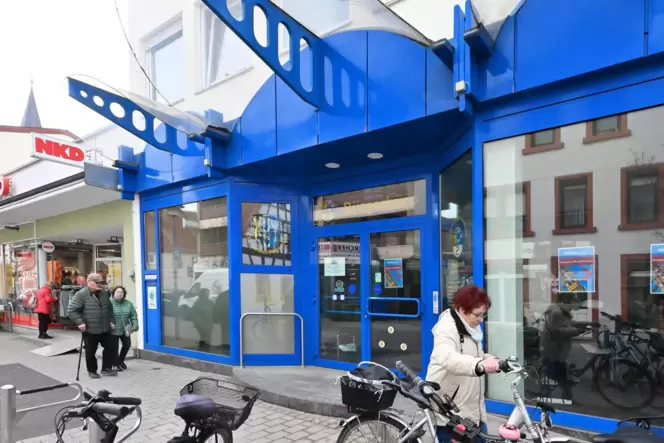 Gehbehinderte Menschen sind bei einem Besuch des Haßlocher Bürgerbüros auf fremde Hilfe angewiesen.