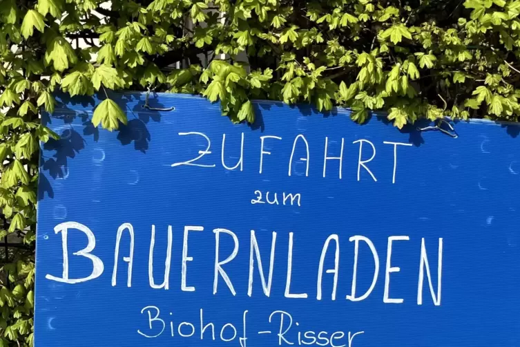 Not macht erfinderisch: Mit selbstgebastelten Schildern lotst der Biohof Risser die Kunden.