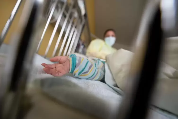 Pfleger und Krankenschwestern arbeiten in Kinderkliniken, im Altenheim, auf der Intensivstation. Etliche sind mit der Arbeit der