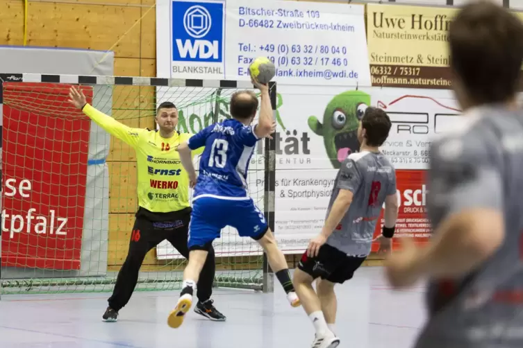 Wenn die S&uuml;dpfalz Tiger mal durch waren, wie hier Arne Sch&auml;fer (Nummer 13) stand ganz oft der Zweibr&uuml;cker Torwart Damian Zajac e