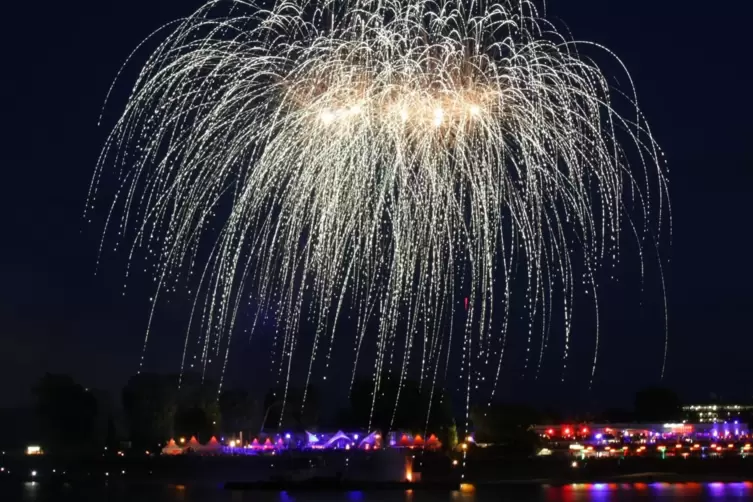 Feuerwerk von &bdquo;AW Pyrotechnik&ldquo;: &Auml;hnlich k&ouml;nnte es auch zur Fr&uuml;hjahrsmesse in Speyer aussehen. 